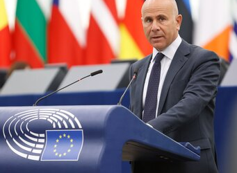 Produzione miele, il Parlamento europeo approva la Direttiva “Colazione”, De Meo: “Grande soddisfazione”