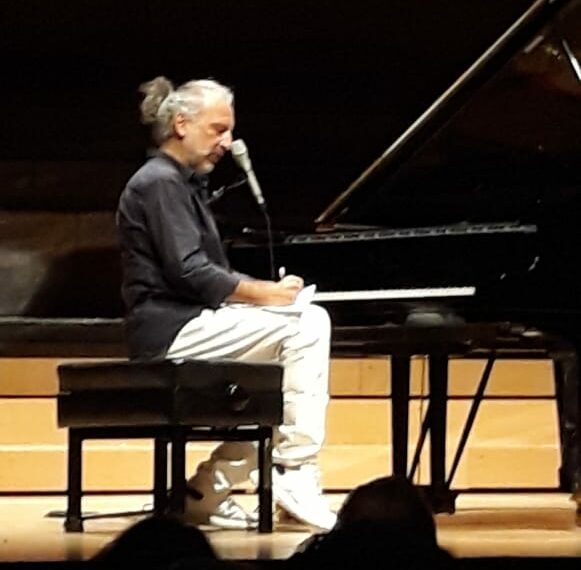 Stefano Bollani incanta Atene, il Comites Grecia lo invita a tornare in estate