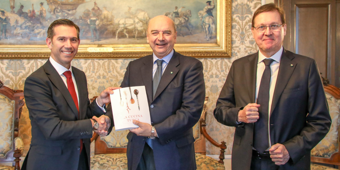 Trieste, il sindaco Dipiazza ha ricevuto nel Salotto Azzurro il Console Generale della Turchia