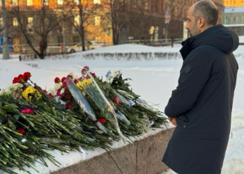 L’Incaricato d’Affari a Mosca Sferra Carini depone fiori sul memoriale per Navalny