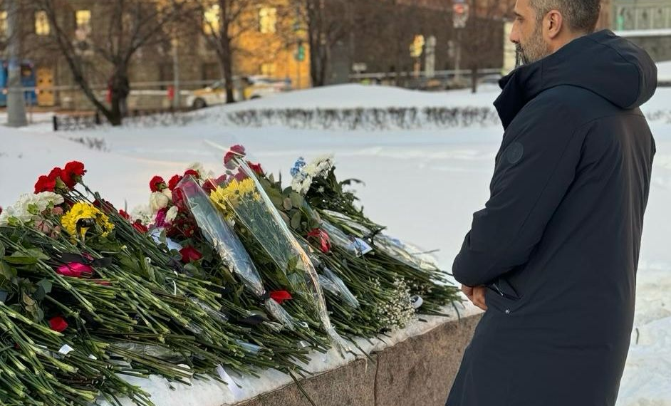 L’Incaricato d’Affari a Mosca Sferra Carini depone fiori sul memoriale per Navalny