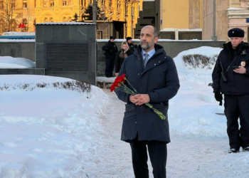 L’Incaricato d’Affari a Mosca Sferra Carini depone fiori sul memoriale per Navalny