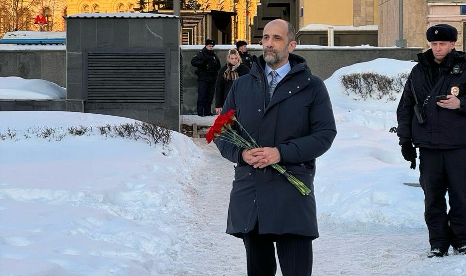 L’Incaricato d’Affari a Mosca Sferra Carini depone fiori sul memoriale per Navalny