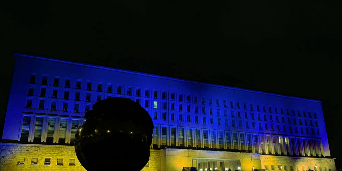 Secondo Anniversario aggressione russa, Farnesina illuminata con i colori della bandiera ucraina