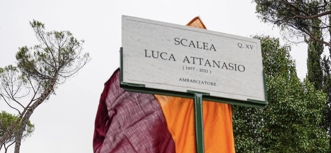 Il Ministro Tajani depone una corona di fiori alla Farnesina in memoria dell’Ambasciatore Luca Attanasio