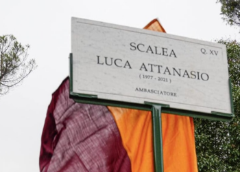 Il Ministro Tajani depone una corona di fiori alla Farnesina in memoria dell’Ambasciatore Luca Attanasio