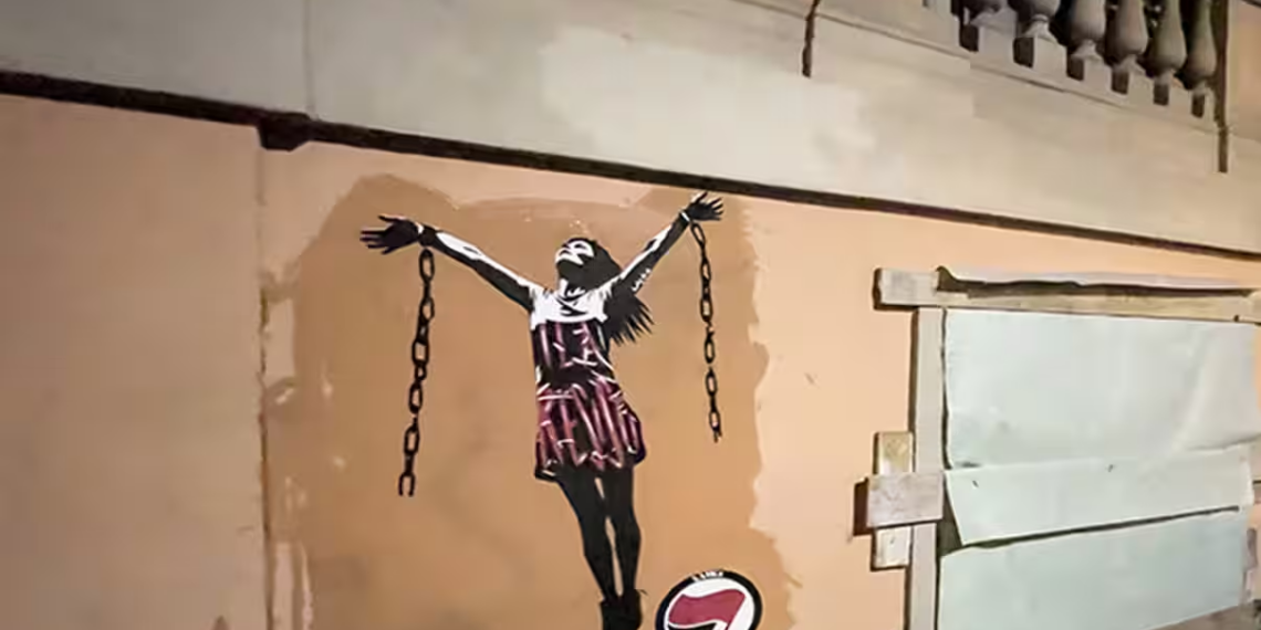 Ilaria Salis, opera della street artist Laika davanti l’Ambasciata ungherese a Roma