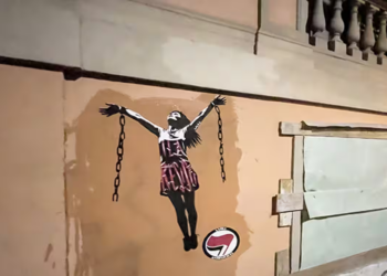 Ilaria Salis, opera della street artist Laika davanti l’Ambasciata ungherese a Roma