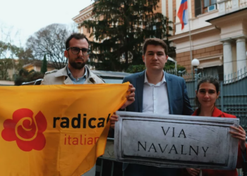Radicali, affissa sotto Ambasciata russa targa “Via Navalny”