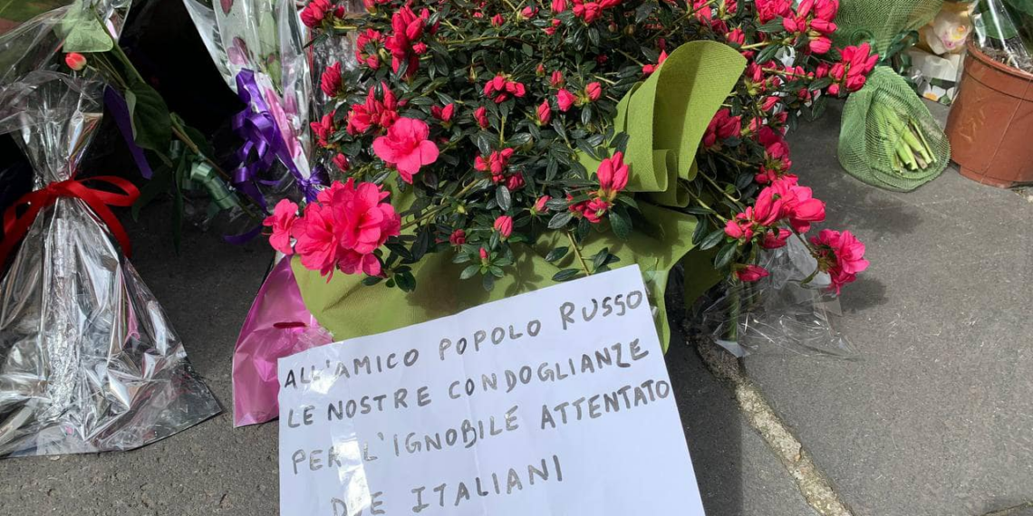 Solidarietà alla Russia: fiori e bandiera a mezz’asta in Ambasciata. Il messaggio di cordoglio di Giorgia Meloni