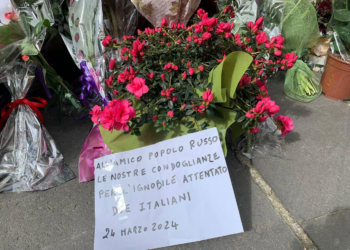Solidarietà alla Russia: fiori e bandiera a mezz’asta in Ambasciata. Il messaggio di cordoglio di Giorgia Meloni