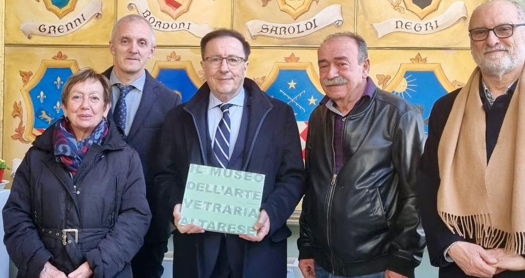 Altare, il Console Generale Argentino a Milano Luis Pablo Niscovolos visita le vetrerie del Comune ligure