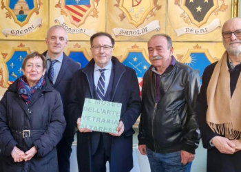 Altare, il Console Generale Argentino a Milano Luis Pablo Niscovolos visita le vetrerie del Comune ligure
