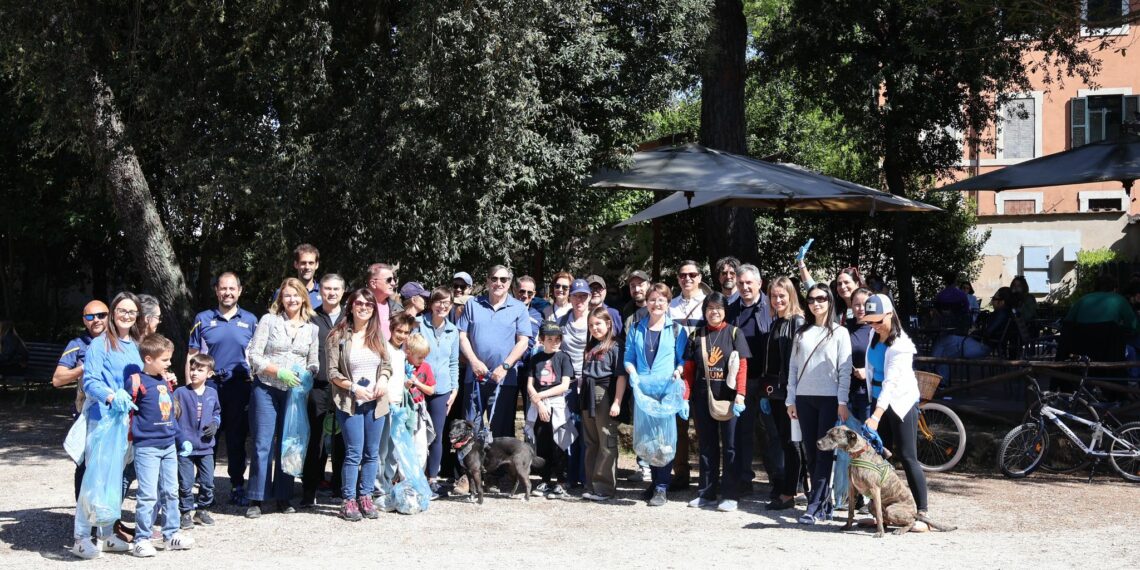Earth Day, passeggiata simbolica a Roma dell’Ambasciata Usa presso la Santa Sede. Raccolti rifiuti a Villa Ada