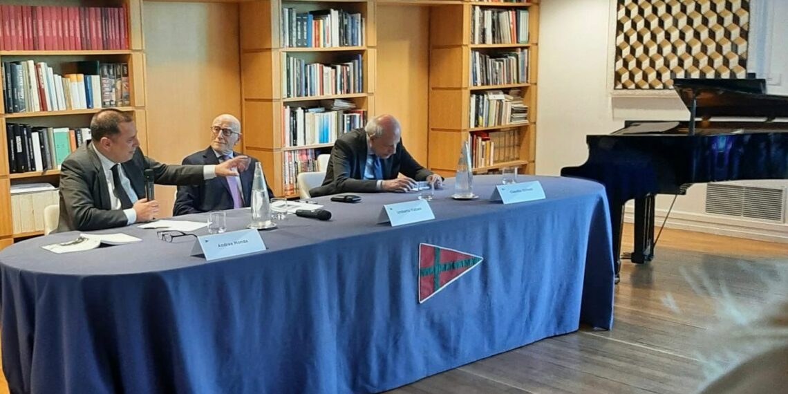 “Figure nascoste e tombini”, inaugurata al Circolo degli Esteri la Mostra di Mario Panizza