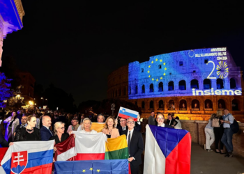 A Roma Colosseo illuminato con i colori delle bandiere dei Paesi che hanno aderito all’UE nel 2004