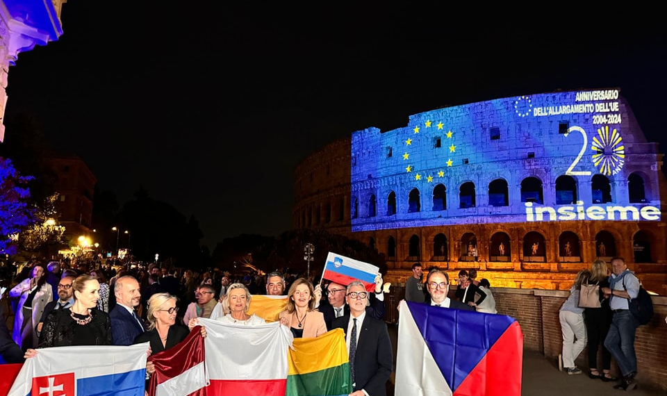 A Roma Colosseo illuminato con i colori delle bandiere dei Paesi che hanno aderito all’UE nel 2004