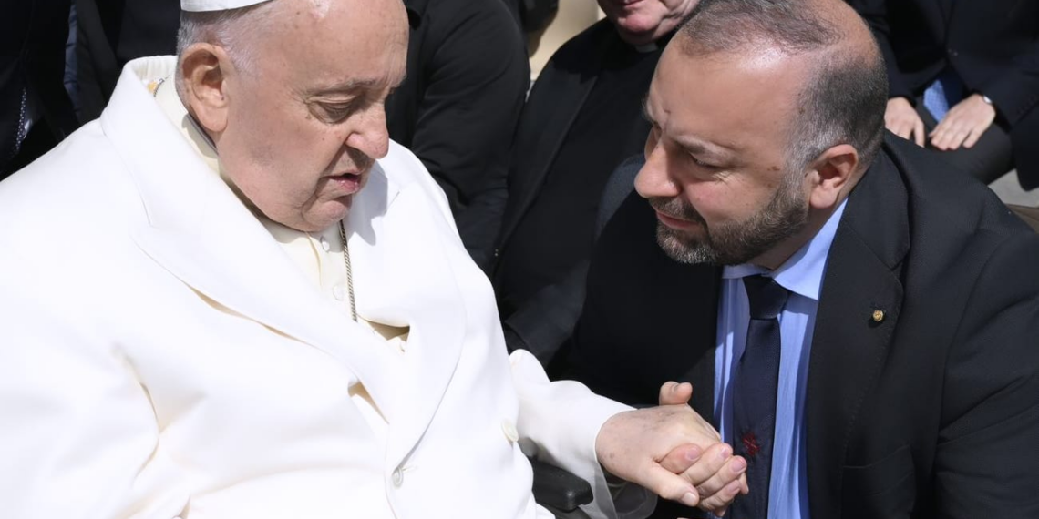Sante De Angelis dona a Papa Francesco il libro “Educare. Aprirsi alla realtà”. La consegna in Vaticano