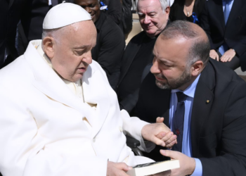 Sante De Angelis dona a Papa Francesco il libro “Educare. Aprirsi alla realtà”. La consegna in Vaticano