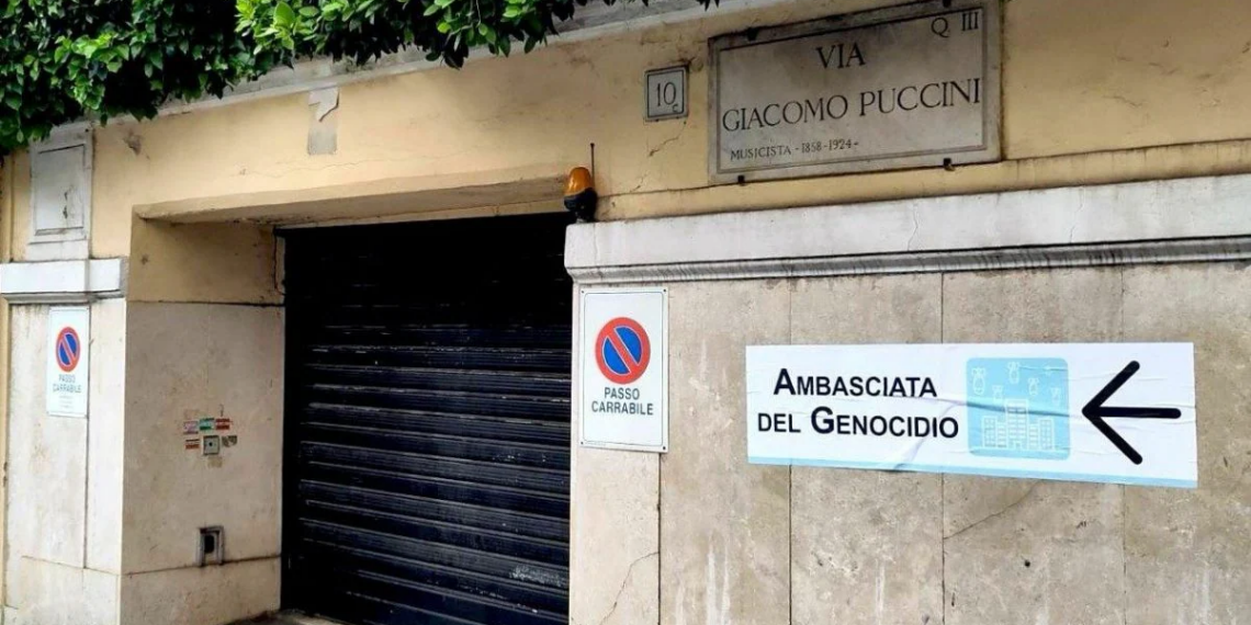 ‘Ambasciata del genocidio’, cartelli anti Israele a Roma
