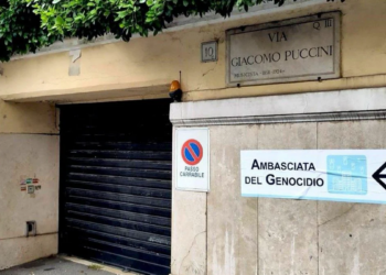 ‘Ambasciata del genocidio’, cartelli anti Israele a Roma