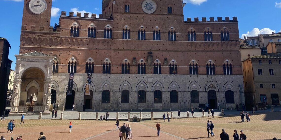 Palio di Siena, fra gli ospiti anche gli Ambasciatori di USA, Croazia e Spagna