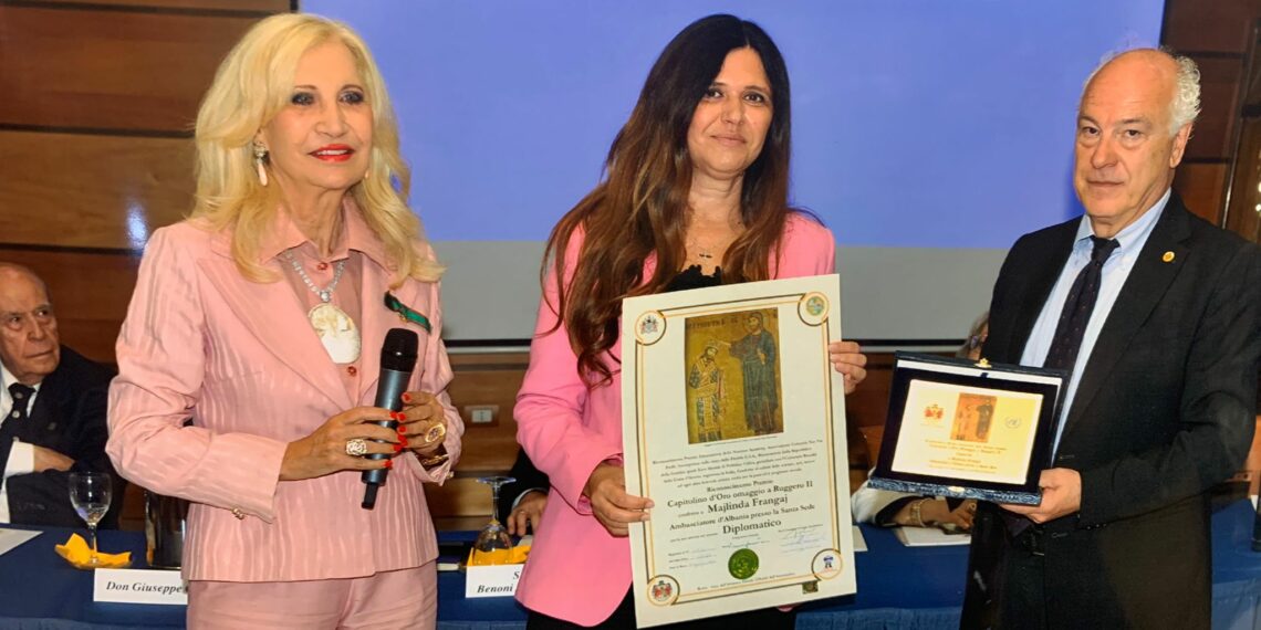 L’Ambasciatrice di Albania presso la Santa Sede Majlinda Frangaj riceve il Premio Capitolino d’Oro