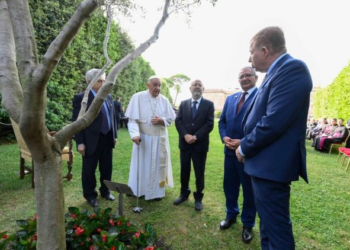 Vaticano, Papa annaffia l’albero della pace con gli Ambasciatori di Israele e Palestina