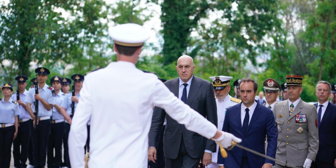 Difesa: Il Ministro Crosetto e il collega Lecornu al Cimitero Militare Francese