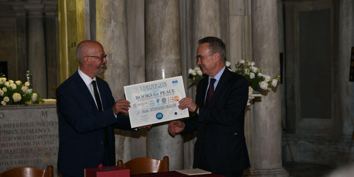 L’Ambasciatore Stefano Baldi riceve a Roma il Premio Internazionale “Books for Peace” per la cultura