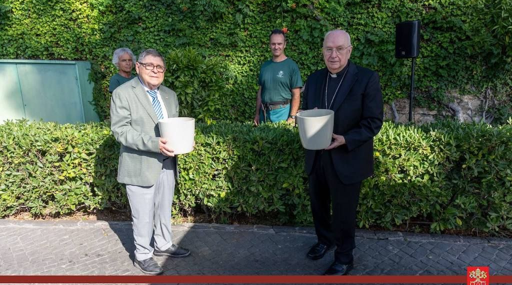 L’Ambasciata della Repubblica Dominicana presso la Santa Sede pianta un albero di arancio nei Giardini Vaticani