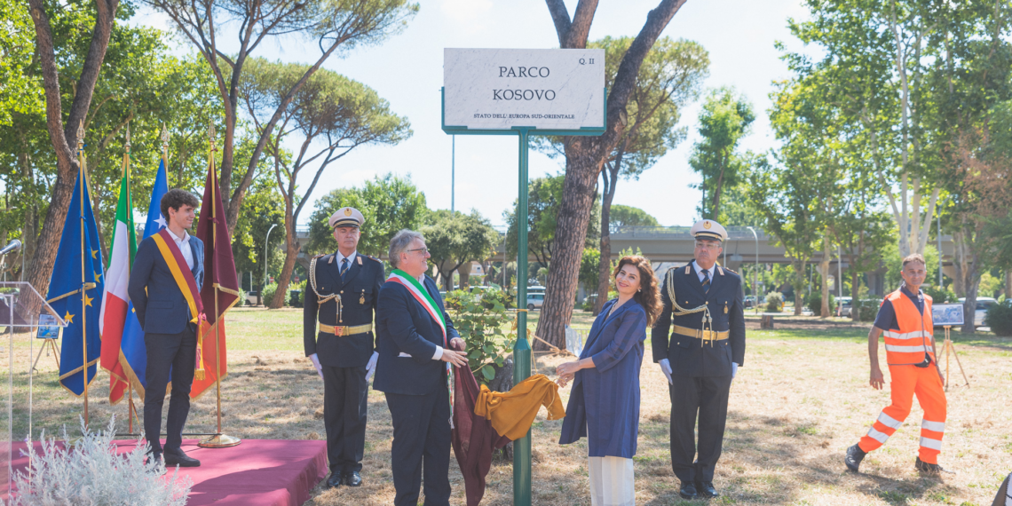 Inaugurato a Roma “Parco Kosovo”, l’Ambasciatrice Haxhitasim dona al Comune un albero di canfora