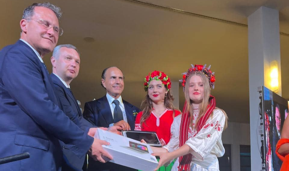 A Napoli l’iniziativa “Un tablet per i giovani studenti ucraini”. Partecipa l’Ambasciatore Melnyk