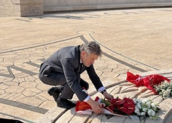 Il neo Ambasciatore polacco a Roma Ryszard Schnepf depone un mazzo di fiori al Cimitero militare di Montecassino