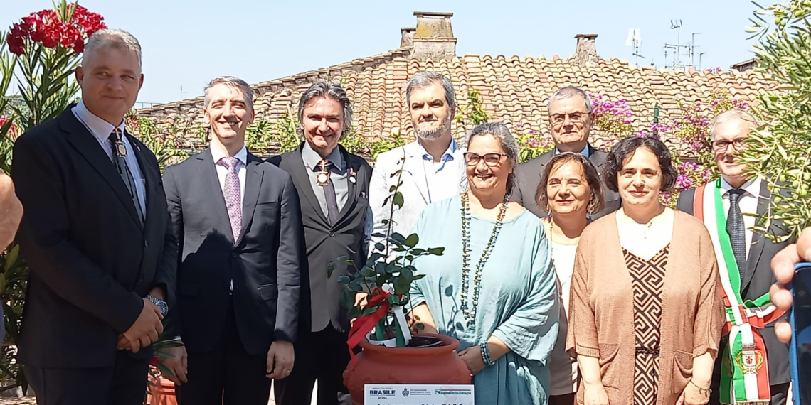 La rosa di Anita Garibaldi donata all’Ambasciata del Brasile