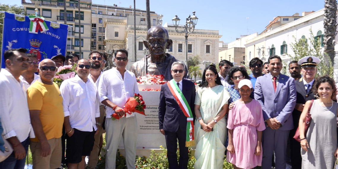 Brindisi, svelato busto di Gandhi donato dal governo indiano alla presenza dell’Ambasciatrice Rao