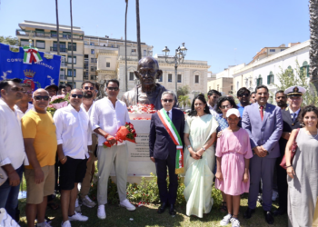 Brindisi, svelato busto di Gandhi donato dal governo indiano alla presenza dell’Ambasciatrice Rao