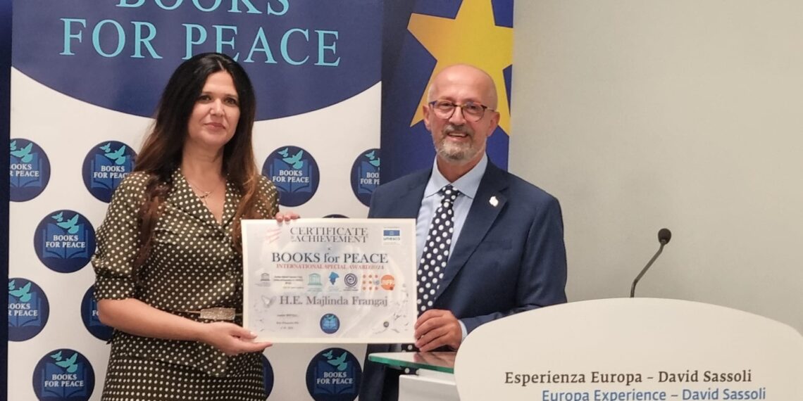 L’Ambasciatrice albanese presso la Santa Sede Frangaj e il prof. Angjeli ricevono il Premio “BOOKS FOR PEACE”