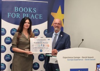 L’Ambasciatrice albanese presso la Santa Sede Frangaj e il prof. Angjeli ricevono il Premio “BOOKS FOR PEACE”