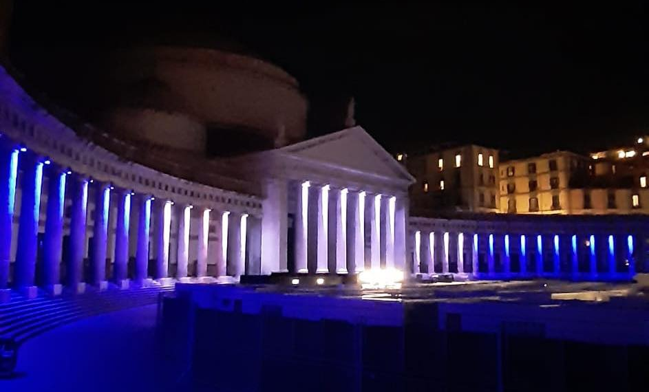 203.imo Anniversario Indipendenza El Salvador: a Napoli i colori della bandiera del Paese a Piazza del Plebiscito