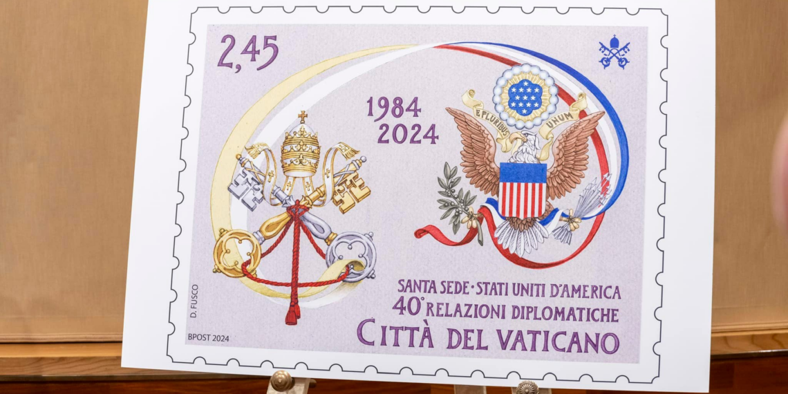Un francobollo commemorativo celebra i 40 anni delle Relazioni Diplomatiche tra Santa Sede e USA