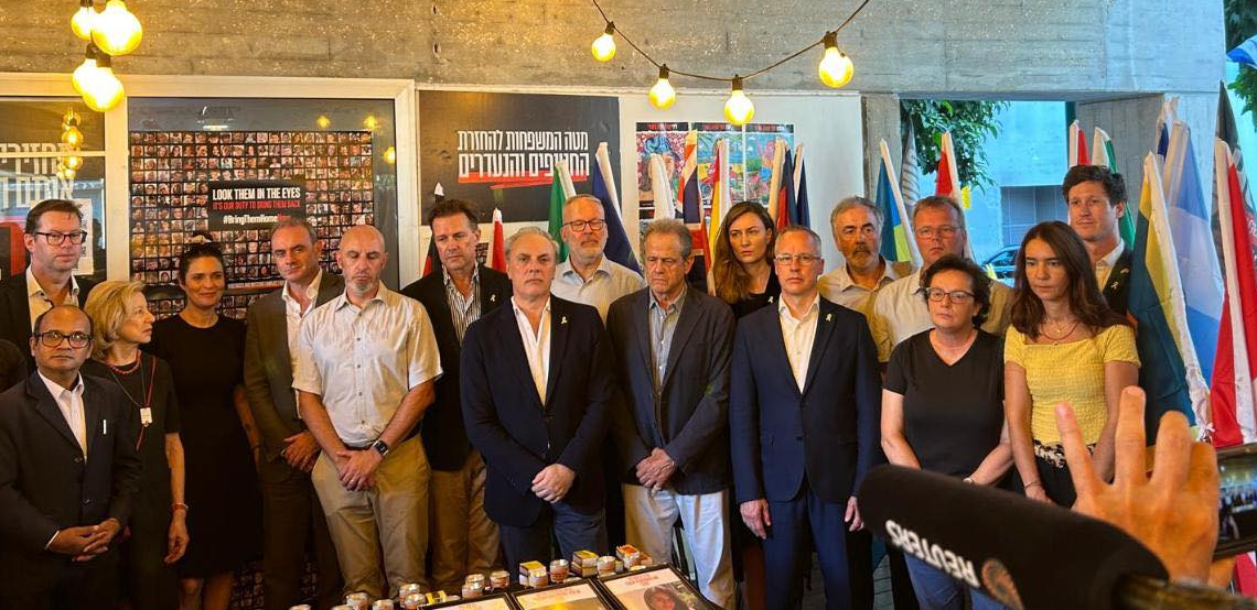Israele, l’Ambasciatore Ferrari partecipa alla veglia organizzata dal forum dei familiari degli ostaggi a Tel Aviv