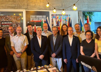 Israele, l’Ambasciatore Ferrari partecipa alla veglia organizzata dal forum dei familiari degli ostaggi a Tel Aviv