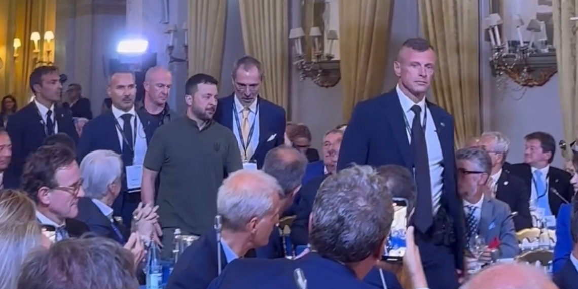 L’arrivo di Zelensky al Forum Ambrosetti a Cernobbio. Fotoracconto di Ezio Cairoli
