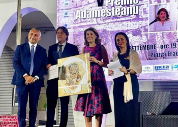 L’Ambasciatrice romena Gabriela Dancău riceve il Premio Dinu Adameșteanu