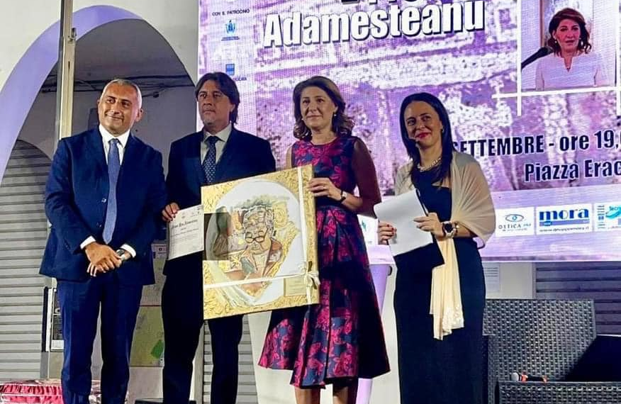 L’Ambasciatrice romena Gabriela Dancău riceve il Premio Dinu Adameșteanu