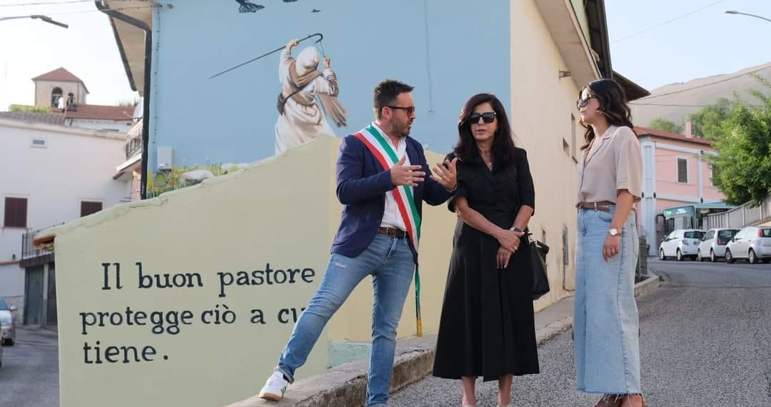 Aielli, l’Ambasciatrice palestinese Abeer Odeh inaugura due nuovi murales