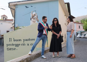 Aielli, l’Ambasciatrice palestinese Abeer Odeh inaugura due nuovi murales