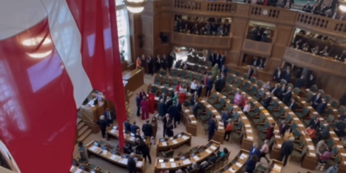 Danimarca, la Famiglia Reale partecipa all’inaugurazione del nuovo anno parlamentare. Il foto-racconto di Ezio Cairoli