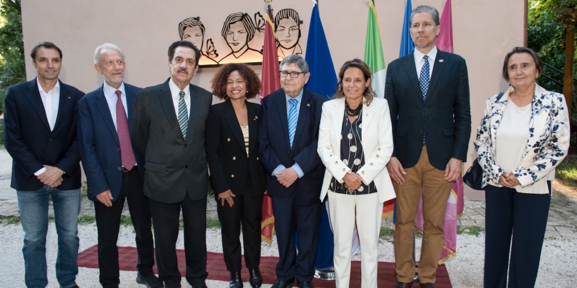 A Roma cerimonia di svelamento del monumento dedicato alle sorelle Mirabal